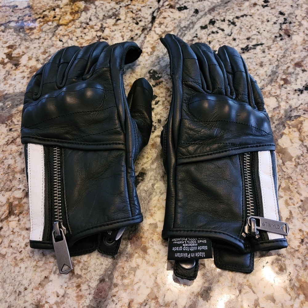 Leather gloves size medium